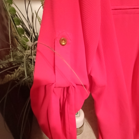 Woman's Top - Picture 3 of 4